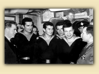 23. Посещение Гагариным первого кубрика. По краям зам. ком. СФ адмирал Сизов и Гагарин (фото Геннадия Филина).jpg